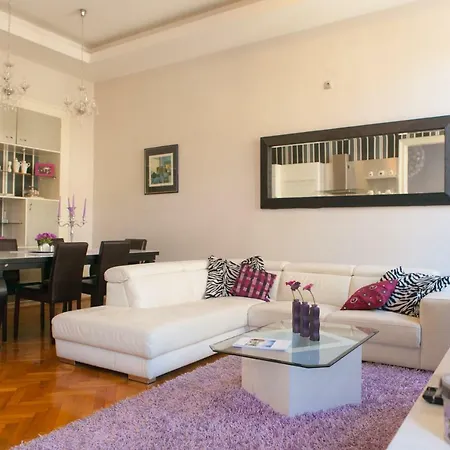 Luni Apartment *