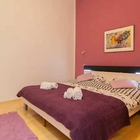 Luni Apartment *