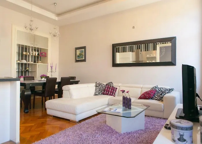Luni Apartment *